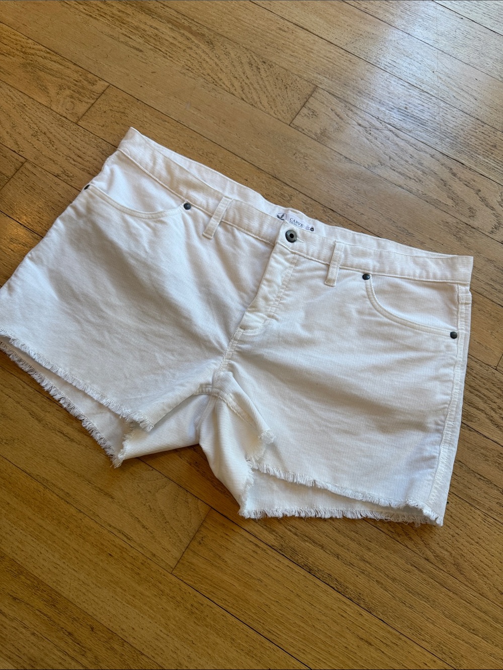 Carve Designs White Frayed Hem Denim 3&1/2” Shorts, size 14